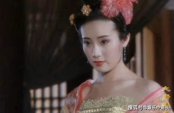 她是全班公認的美女,章子怡見她叫班長,卻性格佛系甘當25年綠葉