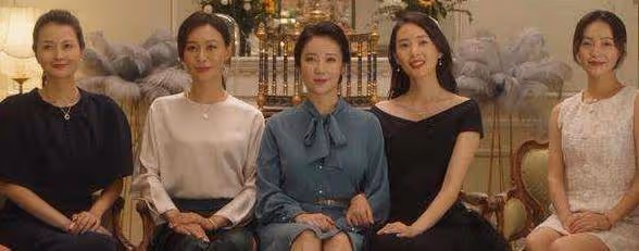 她是全班公認的美女,章子怡見她叫班長,卻性格佛系甘當25年綠葉