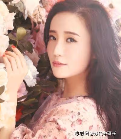 她是全班公認的美女,章子怡見她叫班長,卻性格佛系甘當25年綠葉