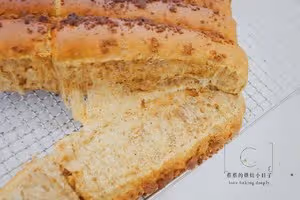 【咖啡奶酥排包】｜香炸整條街的麵包