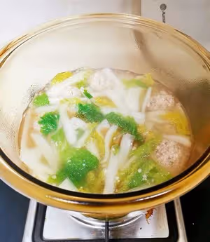 豆腐丸子+大白菜的【豆腐丸子白菜湯】