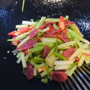 臘腸炒芹菜