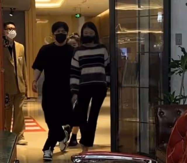 蘇有朋穿兩萬元運動鞋街邊剪頭，花費近2000，撞臉張大大惹嘲笑