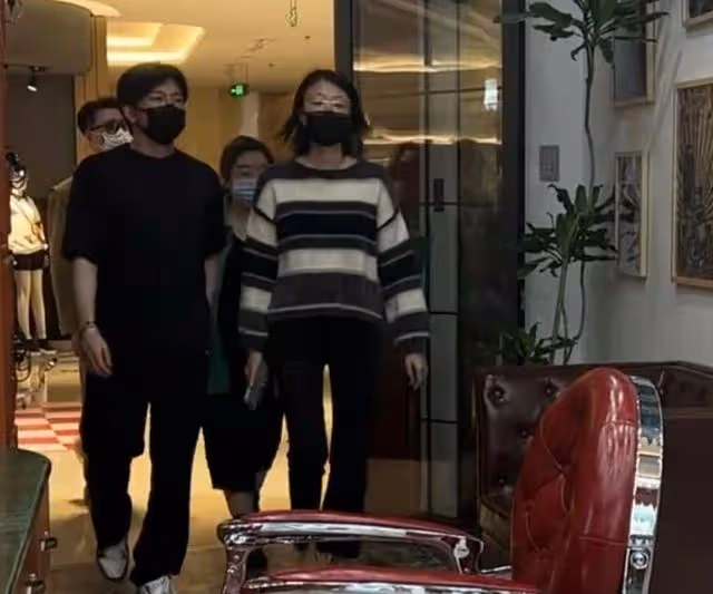 蘇有朋穿兩萬元運動鞋街邊剪頭，花費近2000，撞臉張大大惹嘲笑