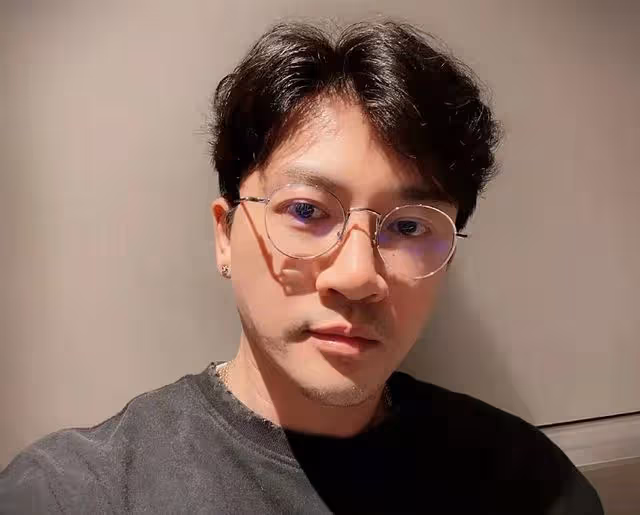 蘇有朋穿兩萬元運動鞋街邊剪頭，花費近2000，撞臉張大大惹嘲笑