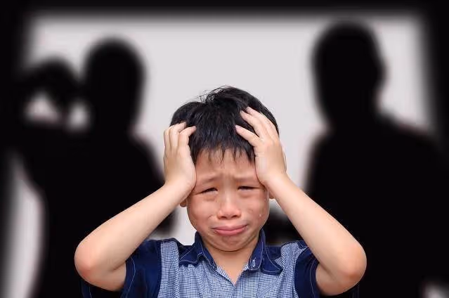 男孩7歲時，遭後媽誣陷偷錢趕出家門，被親戚收留後，拒絕和父親相認，父親聲淚俱下：我有苦衷