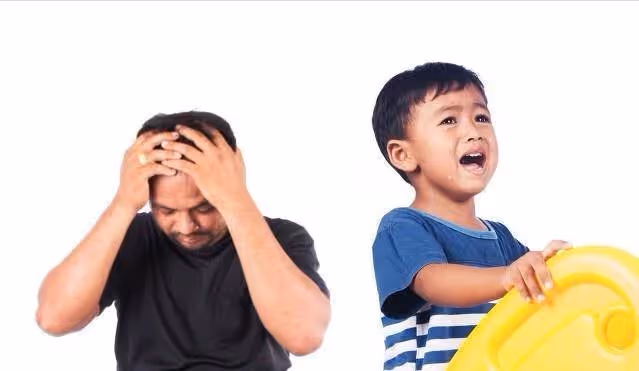男孩7歲時，遭後媽誣陷偷錢趕出家門，被親戚收留後，拒絕和父親相認，父親聲淚俱下：我有苦衷