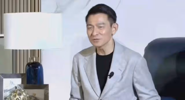 劉德華首次品牌代言出鏡,關閉禮物通道,一小時匆匆結束
