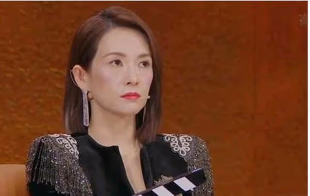 不爽被章子怡轟下台,金莎搞雙面,私下狂酸評審,對話曝光