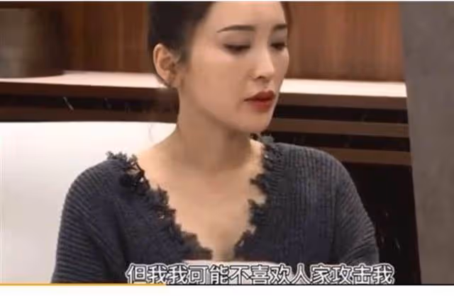 不爽被章子怡轟下台,金莎搞雙面,私下狂酸評審,對話曝光