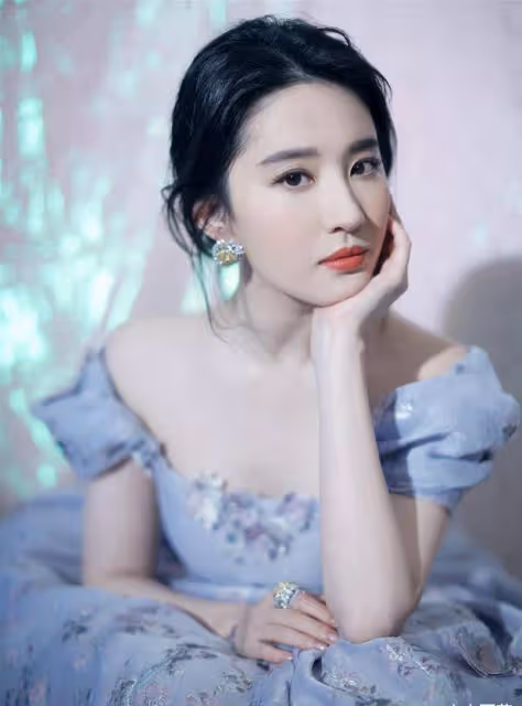 劉亦菲曬素顏健身照，顏值超能打，馬甲線身材回應晚會被同台女星碾壓