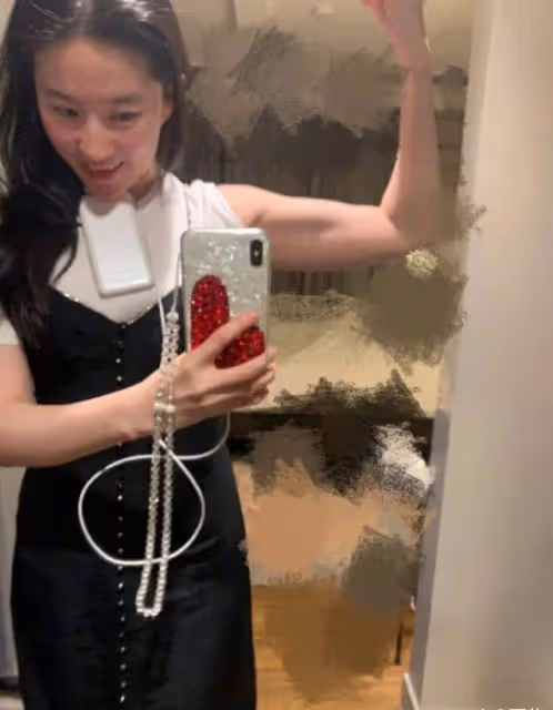 劉亦菲曬素顏健身照,顏值超能打,馬甲線身材回應晚會被同台女星碾壓