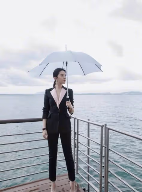 劉亦菲曬素顏健身照,顏值超能打,馬甲線身材回應晚會被同台女星碾壓