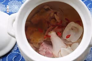 花膠瑤柱海底椰燉雞湯