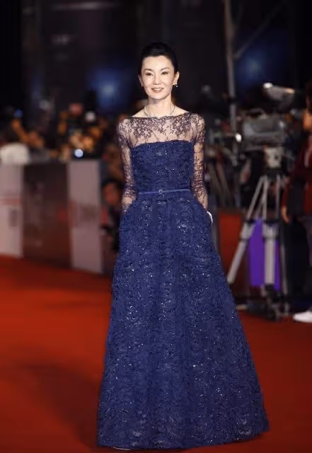 張曼玉身材原來這麼好，穿印花「抹胸裙」一目了然，成熟美更耐看，網友：真正「骨相美」