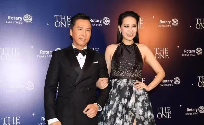 甄子丹和老婆汪詩詩大膽秀恩愛！41歲穿黑色「掛脖長裙」出場，氣場碾壓全場：不輸巨星老公