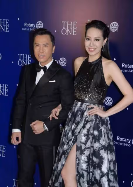 甄子丹和老婆汪詩詩大膽秀恩愛！41歲穿黑色「掛脖長裙」出場，氣場碾壓全場：不輸巨星老公