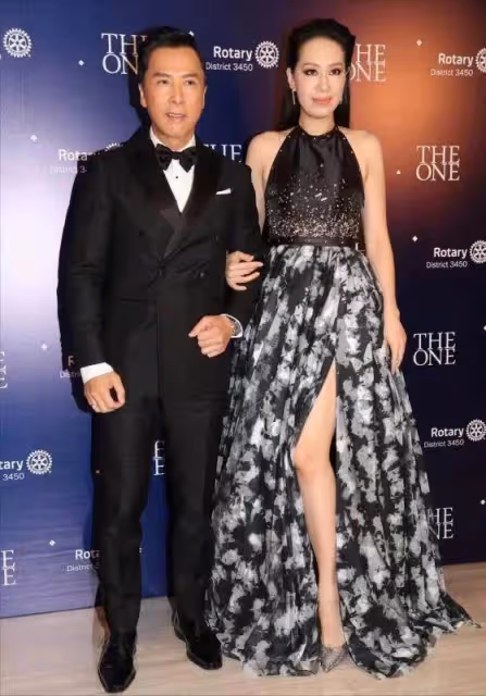 甄子丹和老婆汪詩詩大膽秀恩愛！41歲穿黑色「掛脖長裙」出場，氣場碾壓全場：不輸巨星老公