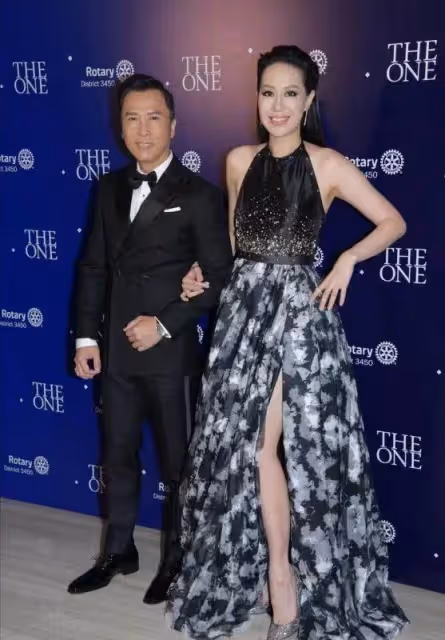 甄子丹和老婆汪詩詩大膽秀恩愛！41歲穿黑色「掛脖長裙」出場，氣場碾壓全場：不輸巨星老公