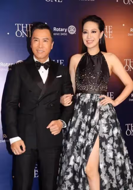 甄子丹和老婆汪詩詩大膽秀恩愛！41歲穿黑色「掛脖長裙」出場，氣場碾壓全場：不輸巨星老公