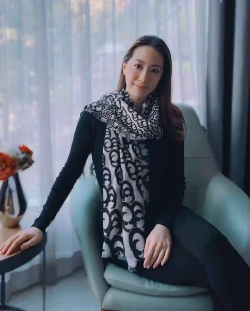 甄子丹和老婆汪詩詩大膽秀恩愛！41歲穿黑色「掛脖長裙」出場，氣場碾壓全場：不輸巨星老公