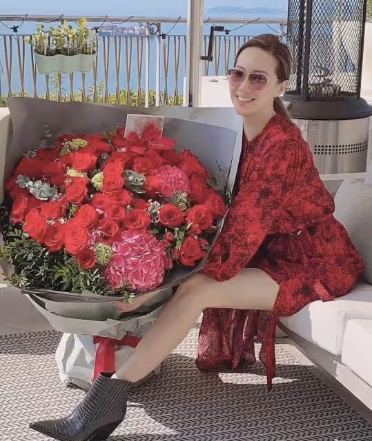 甄子丹和老婆汪詩詩大膽秀恩愛！41歲穿黑色「掛脖長裙」出場，氣場碾壓全場：不輸巨星老公