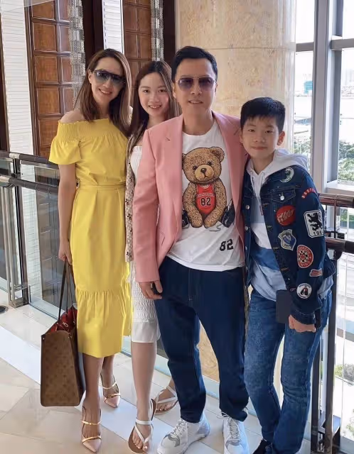 甄子丹和老婆汪詩詩大膽秀恩愛！41歲穿黑色「掛脖長裙」出場，氣場碾壓全場：不輸巨星老公
