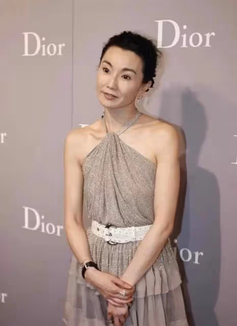 張曼玉身材原來這麼好？！穿掛脖裙一目了然，成熟美果然更耐看，網友：再胖一點就更好了