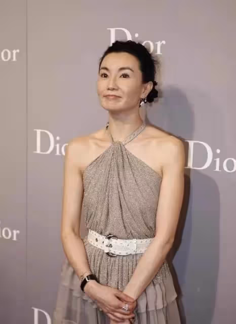 張曼玉身材原來這麼好？！穿掛脖裙一目了然，成熟美果然更耐看，網友：再胖一點就更好了