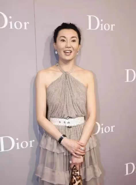 張曼玉身材原來這麼好？！穿掛脖裙一目了然，成熟美果然更耐看，網友：再胖一點就更好了