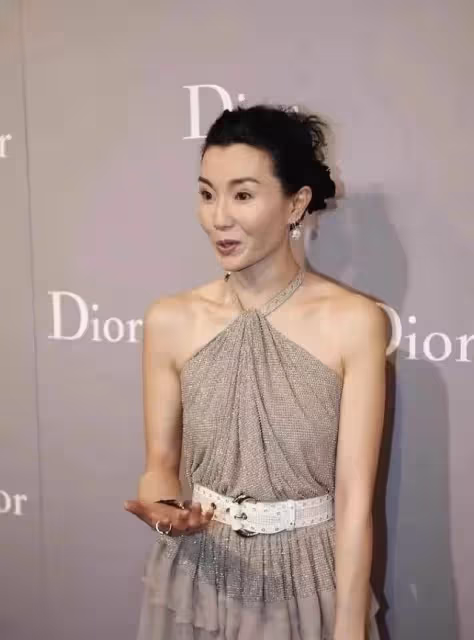 張曼玉身材原來這麼好？！穿掛脖裙一目了然，成熟美果然更耐看，網友：再胖一點就更好了