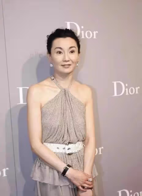 張曼玉身材原來這麼好？！穿掛脖裙一目了然，成熟美果然更耐看，網友：再胖一點就更好了