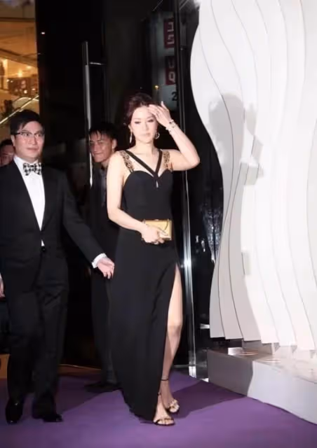 「百億媳婦」徐子淇高調秀美惹爭議！穿吊帶「高開叉裙」現身，老公全程盯著超溺愛，網友：旺夫的長相
