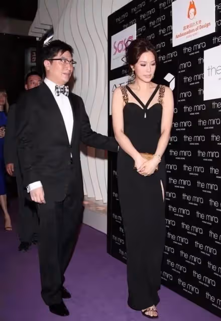 「百億媳婦」徐子淇高調秀美惹爭議！穿吊帶「高開叉裙」現身，老公全程盯著超溺愛，網友：旺夫的長相