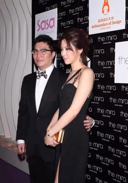 「百億媳婦」徐子淇高調秀美惹爭議！穿吊帶「高開叉裙」現身，老公全程盯著超溺愛，網友：旺夫的長相