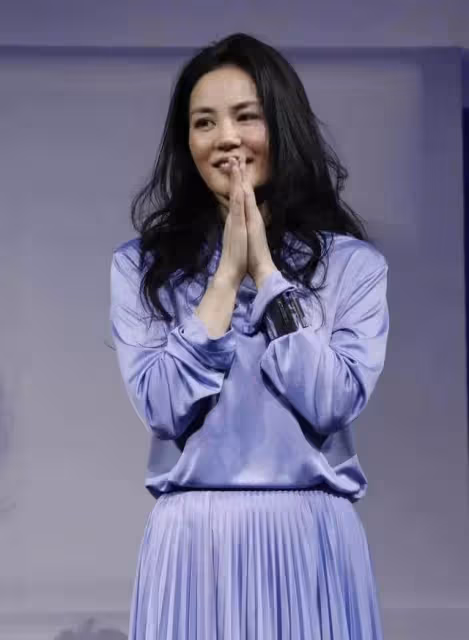 天后「王菲」太會保養了，穿紫色連衣裙配卷髪優雅知性，根本猜不出53歲