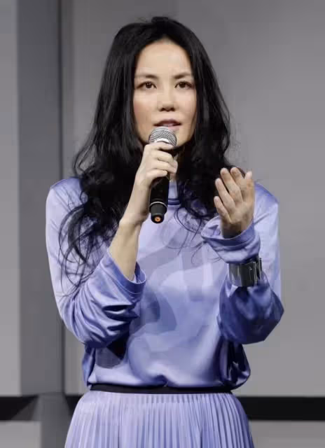 天后「王菲」太會保養了，穿紫色連衣裙配卷髪優雅知性，根本猜不出53歲