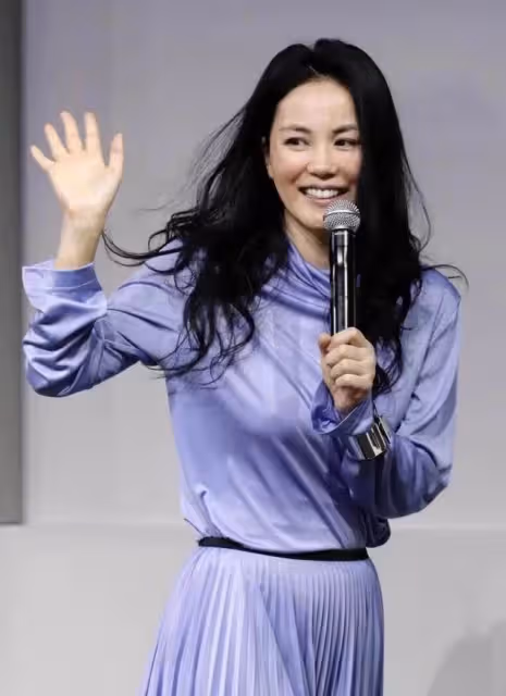 天后「王菲」太會保養了，穿紫色連衣裙配卷髪優雅知性，根本猜不出53歲