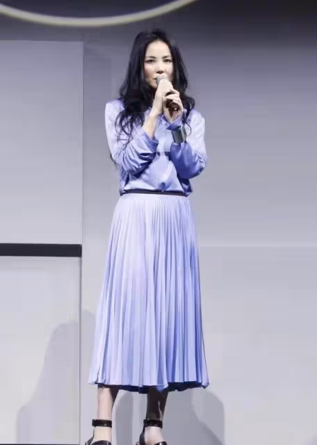 天后「王菲」太會保養了，穿紫色連衣裙配卷髪優雅知性，根本猜不出53歲