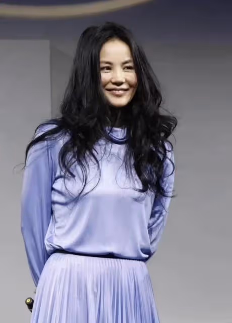 天后「王菲」太會保養了，穿紫色連衣裙配卷髪優雅知性，根本猜不出53歲