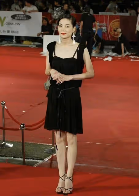 天后「王菲」太會保養了，穿紫色連衣裙配卷髪優雅知性，根本猜不出53歲
