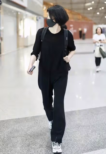 天后「王菲」太會保養了，穿紫色連衣裙配卷髪優雅知性，根本猜不出53歲