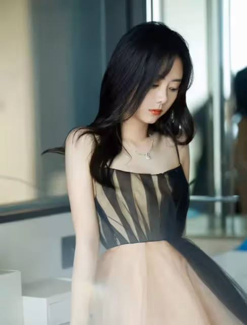 譚松韻這麼穿太清新好看了! 一襲弔帶禮服浪漫優雅, 長發披肩乾淨漂亮