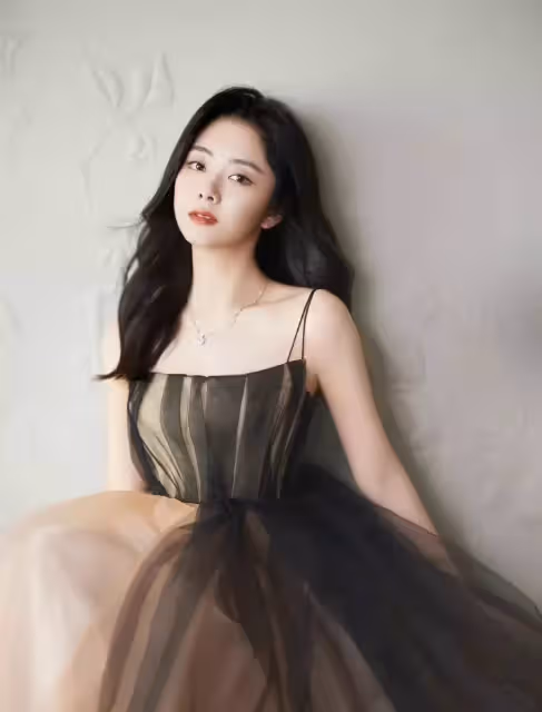 譚松韻這麼穿太清新好看了! 一襲弔帶禮服浪漫優雅, 長發披肩乾淨漂亮