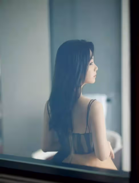 譚松韻這麼穿太清新好看了! 一襲弔帶禮服浪漫優雅, 長發披肩乾淨漂亮
