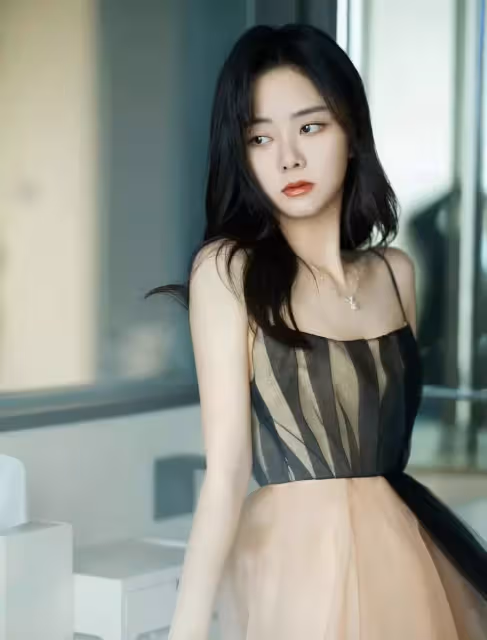 譚松韻這麼穿太清新好看了! 一襲弔帶禮服浪漫優雅, 長發披肩乾淨漂亮