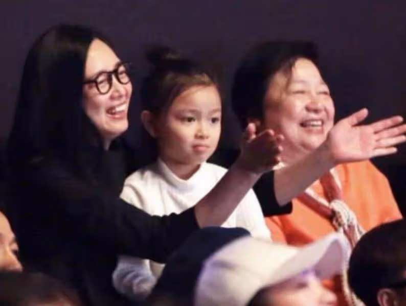 劉德華女兒近照曝光,10歲劉向蕙容貌變化驚人,網友:華仔基因果然強大