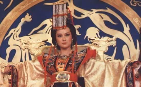 72歲「凍齡女神」潘迎紫再度紫復出拍戲,離開修圖身材絕佳,演「萬貴妃」惹全網誇讚:於正眼光太好了