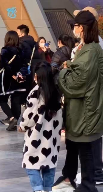 還記得戚薇的女兒lucky嗎?褪去嬰兒肥變化大,暴風式增高姐姐范十足
