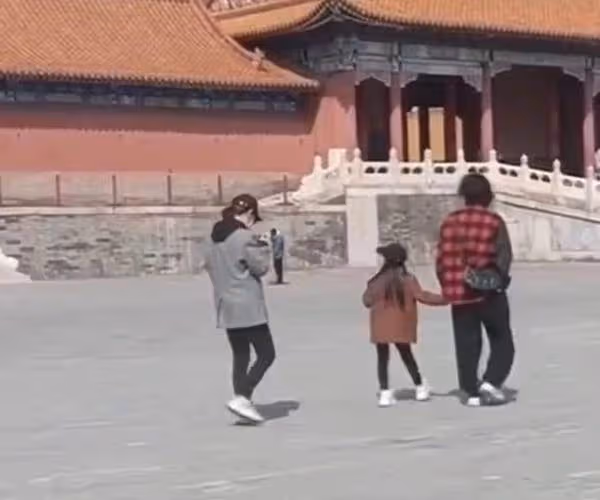 還記得戚薇的女兒lucky嗎?褪去嬰兒肥變化大,暴風式增高姐姐范十足